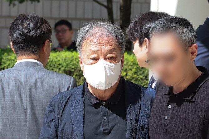 '변호사법 위반' <b>윤우진</b> 전 세무서장, 대법원서 <b>징역형 확정</b>