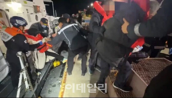 267명 탄 <b>여객선 좌초 항해사</b> “죄송…휴대전화 잠깐 봐”