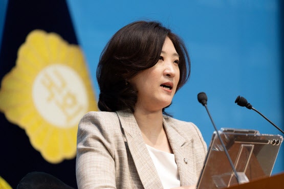 국힘 "<b>정당 현수막</b>, 與가 하면 풍자고 野가 하면 저질이냐?"