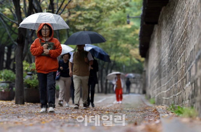 수도권·충청 곳곳 빗방울…동해안은 산불 위험 커져[내일<b>날씨</b>]