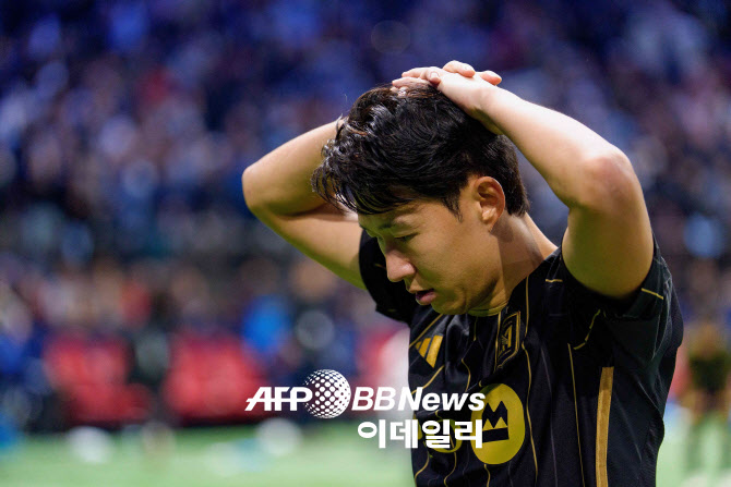 <b>승부차기</b> 실축에 낙심한 <b>손흥민</b> "다리 경련 느껴...모두 내 <b>책임</b>"