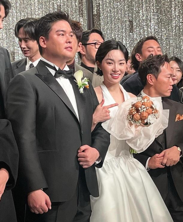 이장우<b>조혜원</b>, <b>결혼식</b> 화제…호두 부케도 주목