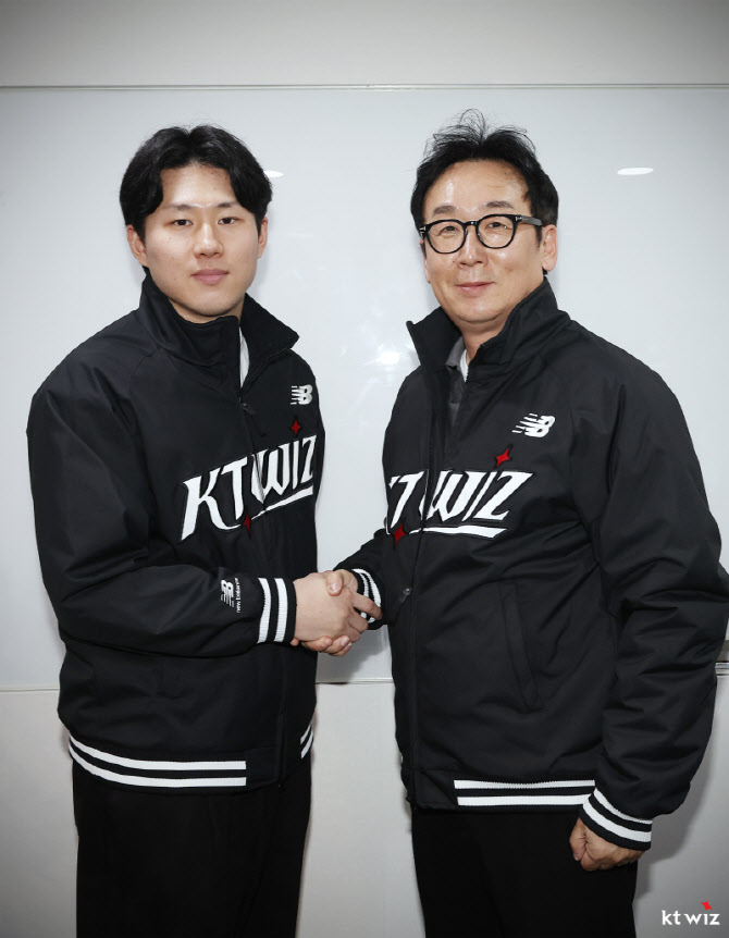 '파격 영입' <b>KT</b>위즈, 김현수 이어 최원준도 <b>FA 계약</b>...4년 48억원