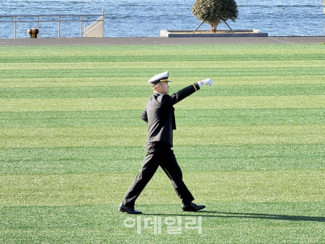 "기수 대표로 제병 지휘"…JY 장남 <b>이지호</b>씨 <b>해군</b>장교 임관(종합)