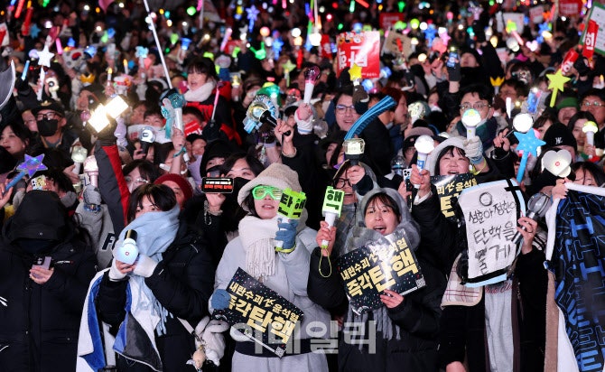 "윤 어게인" vs "<b>내란</b> 청산"…<b>비상계엄</b> 1년, 국회 앞 맞불집회