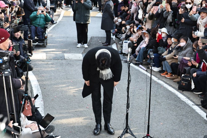 고개 숙인 <b>한동훈</b> "<b>계엄</b> 막지 못해 <b>사과</b>…과거 잘못 과감히 끊어내야"