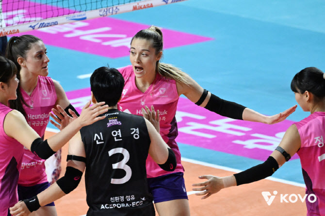 '0-2->3-2 대역전극' <b>흥국생명</b>, 10연승 달리던 도로공사 제압...<b>레베카</b> 3...