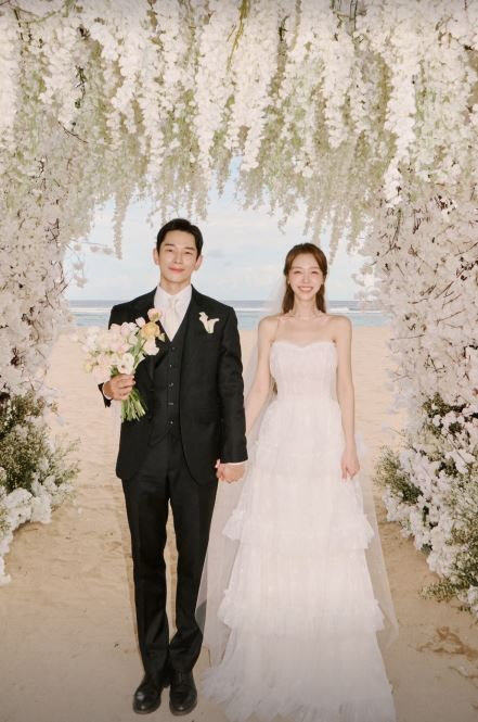 <b>온주완</b><b>방민아</b>, 극비 <b>발리 결혼</b>식 사진 공개