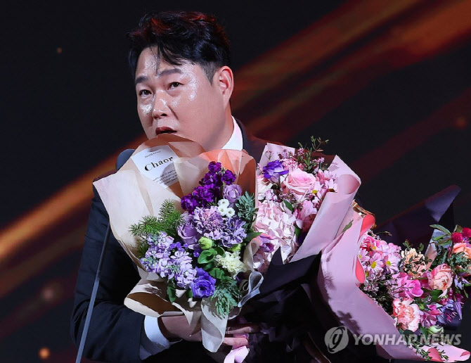 <b>양의지</b> '<b>최다 수상</b> 타이'-최형우 '최고령 <b>수상</b>'...<b>골든글러브</b> 시상식 관...