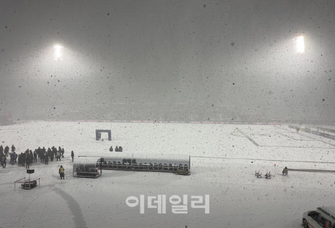 '그라운드 뒤덮은 눈' 부천-수원FC전, 초유의 <b>연기</b>
