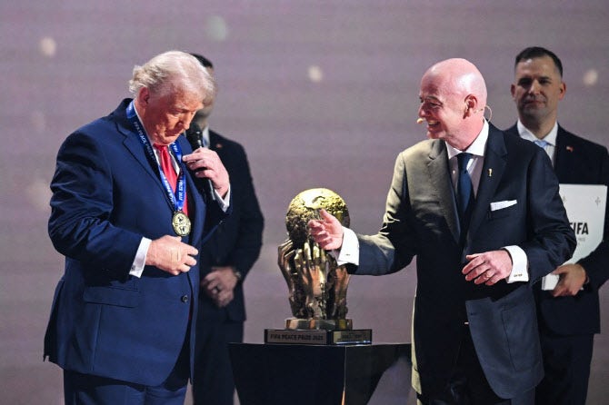 그렇게 원하더니…<b>트럼프</b>, 노벨상 대신 <b>FIFA평화상 수상</b>