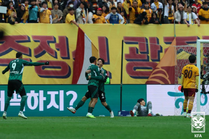 '<b>이승우</b> 결승 골→퇴장' <b>전북</b>, 광주 꺾고 <b>코리아컵</b> <b>우승</b>