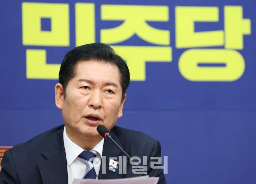 <b>정청래</b> "<b>내란전담재판부</b>법, 위헌 시비 최소화하겠다"