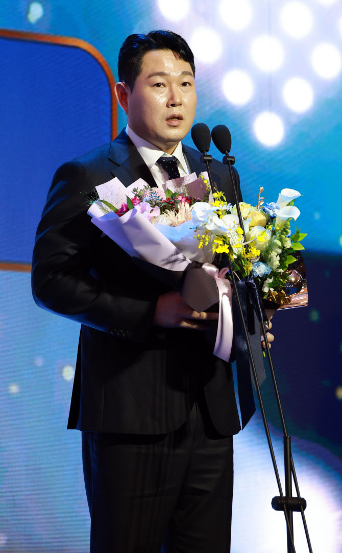 양의지 최다-최형우 최고령 <b>도전</b>...프로야구 황금장갑 주인은?