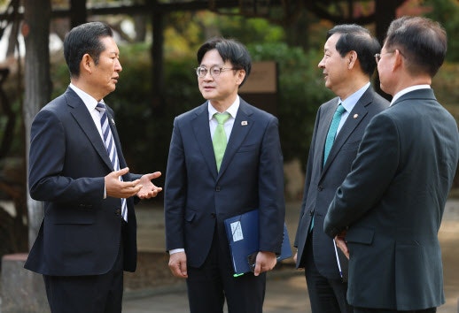李<b>대통령</b>, 與지도부와 <b>만찬</b>…입법과제 등 논의