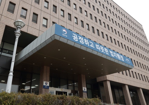 ‘대장동 항소포기’ 반발 <b>검사장</b>들 ‘<b>좌천</b>’에 속속 <b>사의</b>(종합)