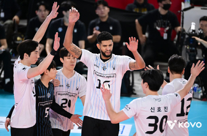 '레오 35득점' <b>현대캐피탈</b>, <b>3연승</b> 질주...삼성화재 8연패 수렁