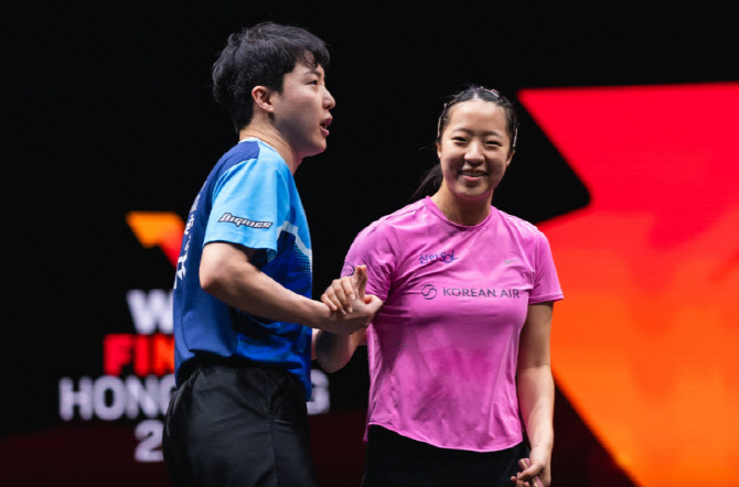 <b>임종훈</b>-<b>신유빈</b> 조, WTT <b>왕중왕전</b> 혼합복식 정상...우승보다 빛난 스포츠...