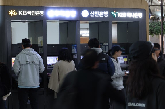 증시활황에, <b>은행</b> 돈 싹싹 끌어다쓴다…예담대·마통 <b>대출</b> '껑충'