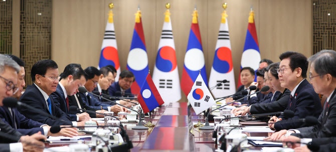 李대통령, <b>라오스</b> 주석과 <b>회담</b>…“‘포괄적 동반자 관계’로 격상”