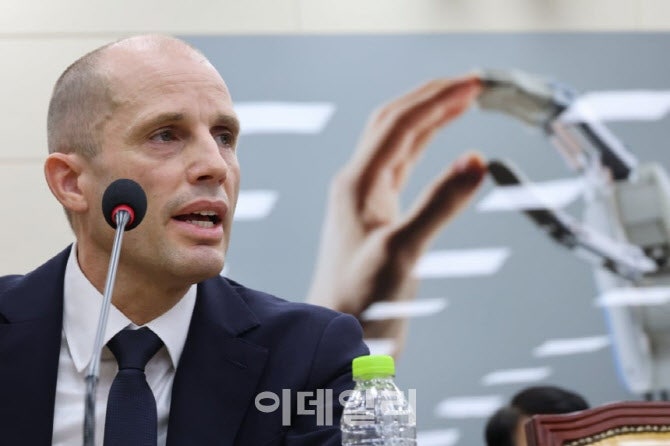 <b>로저스 쿠팡</b> 대표 "책임 있는 보상안 내놓겠다"