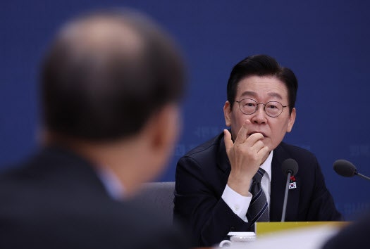 李<b>대통령</b> "韓 생리대 외국보다 비싸"…<b>공정위</b>에 지시