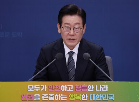 李대통령 "<b>불법촬영물</b> 내용 있으면 사이트 <b>전체 차단</b>"