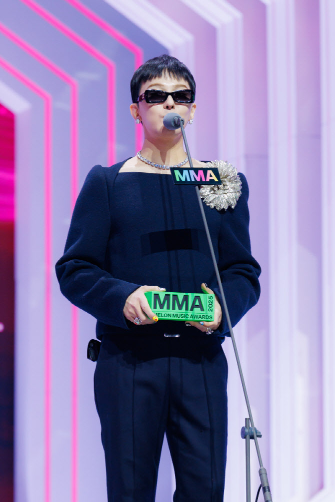 <b>지드래곤</b>, 'MMA 2025' <b>대상</b> 3관왕… 제니 '올해의 레코드' 영예(종합)