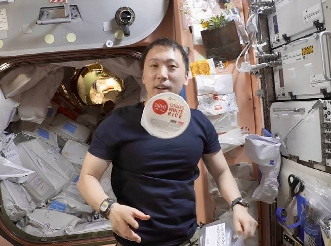 한국계 NASA <b>비행사 조니 김</b> “<b>우주</b> ‘최애’ 식사는 김치·밥”