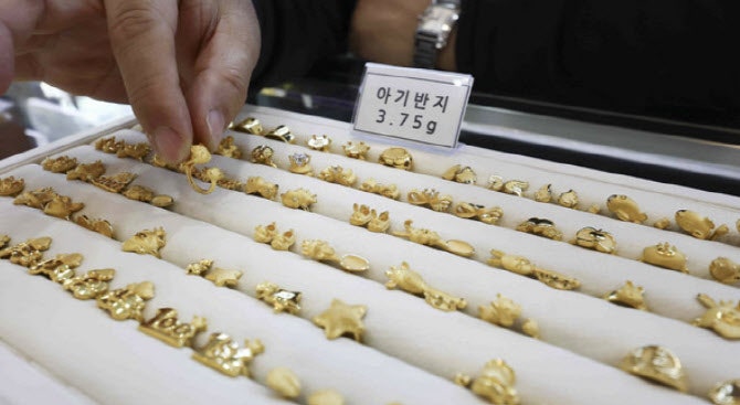 '돌반지 한돈 100만원' 현실 됐다...미쳐버린 금값