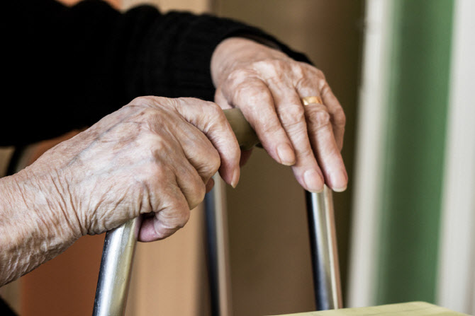 딸 키우면 치매 예방? 연구 결과가 놀랍네