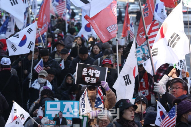 "지귀연 야 이 개XX야"…`尹 내란` 선고, 격분한 지지자들