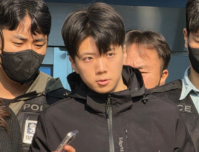 얼굴 치켜든 '여고생 살해범' 장윤기, 호송차 오르기 전 고개 까딱