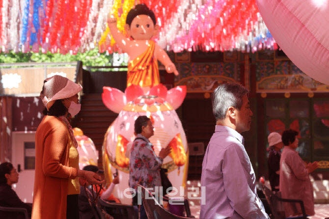 쉬는 날 남 얘기…5인 미만은 <b>부처님오신날</b>도 '출근'