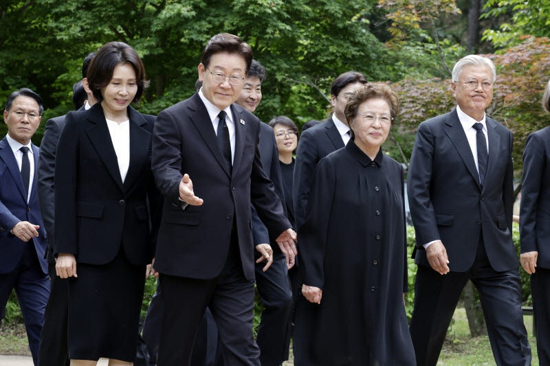 李<b>대통령</b> "우리 과거이자 미래, <b>노무현</b>의 꿈 이루겠다"