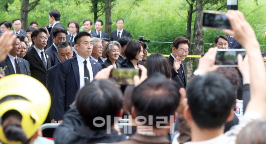 李대통령, <b>김해</b> 외동전통시장 <b>방문</b>…상인들 위로