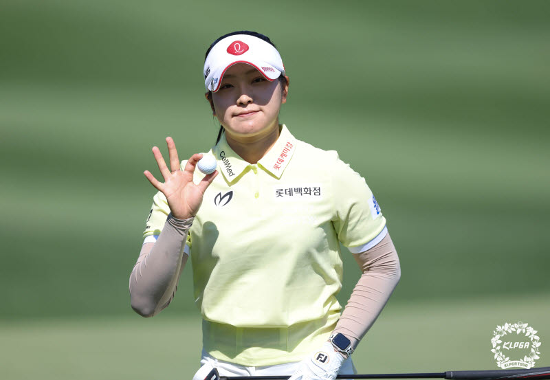 1타 차 선두 나선 유현조, 시즌 2승 기회…"장타 앞세워 공격적으로"