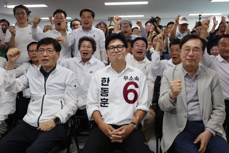 '예측불허' 부산 북갑, 출구조사 엇갈리자…한동훈 캠프 "끝까지 지켜봐야"[6월 선...