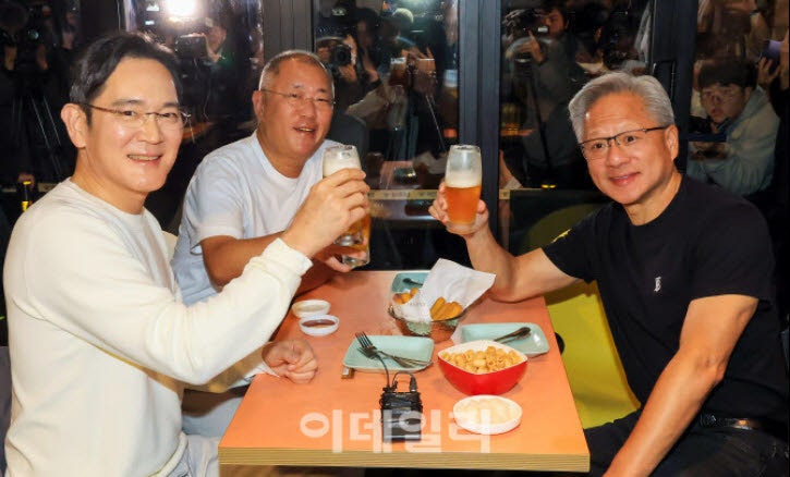'깐부' 이어 '<b>삼소</b>'로…<b>젠슨 황</b>, 오늘 韓 총수들과 저녁 만찬