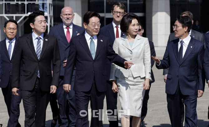 김민석 참석한 李 <b>환송</b> 행사…靑 “정치적 해석 적절치 않아”