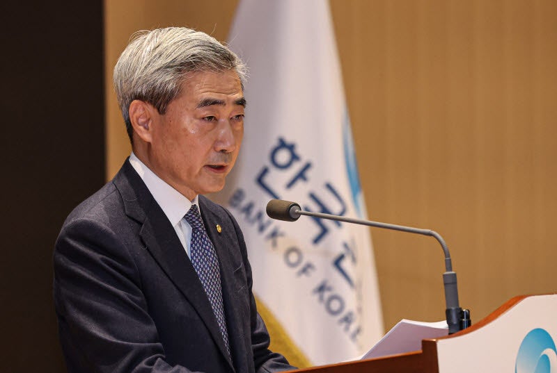 '매파 본색' <b>신현송</b> 총재 "늦지 않게 <b>금리 인상</b>해 나갈 필요"