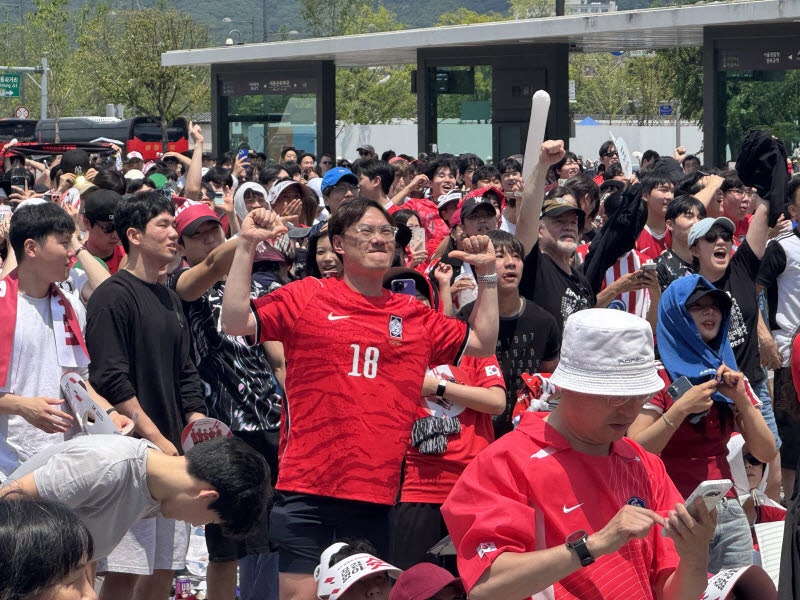 "아 욕 나와"→"이거지!"…체코전 '대역전극', 거리가 뒤집혔다