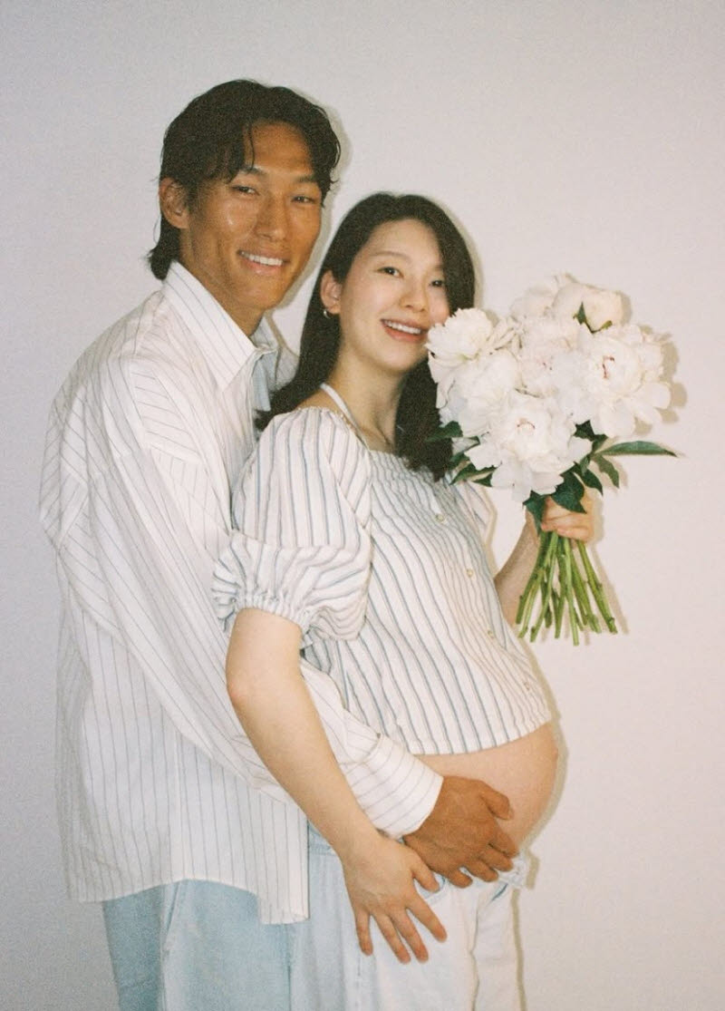 "슈퍼 세이브 베이비"…<b>김승규</b> 활약에 <b>김진경</b> SNS 응원 이어져