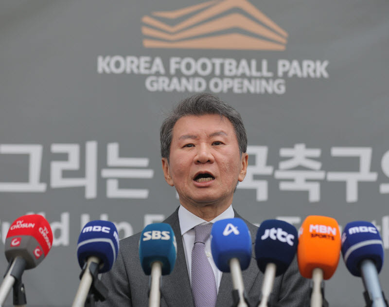 <b>정몽규</b> 축구협회장 <b>징계요구 효력 정지</b>…법원, 집행<b>정지</b> 인용