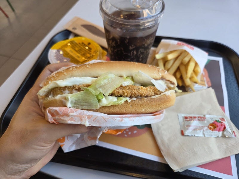 "제발 다시 팔아달라" 팬이 되살린 '롱치킨 버거'…과연 그 맛은[먹어보고서]
