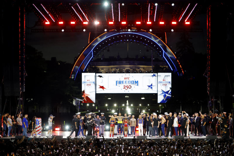 백악관 옥타곤에 서는 ‘돌주먹’… <b>페레이라</b>, UFC 첫 3체급 정복 도전