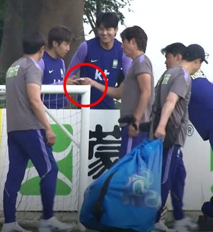 홍명보, 이강인 휴대전화 압수?…멕시코 매체 "학교 같았다"