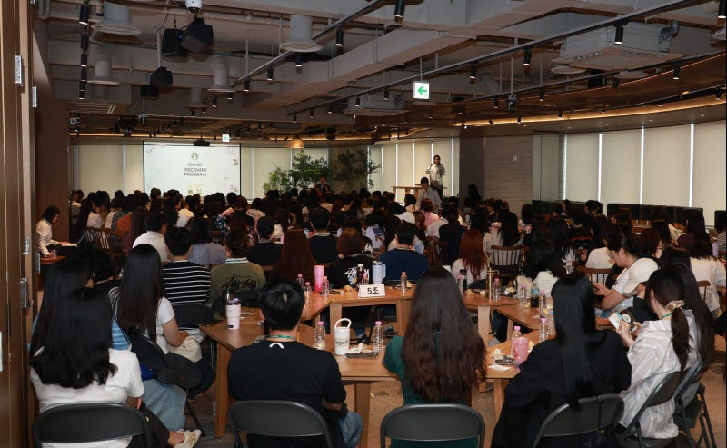 스벅 임직원 전원 '역사교육' 받는다…22일 전매장 조기 영업종료