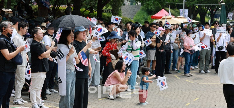 경찰, <b>잠실</b> 개표소 <b>시위</b>대 <b>불법행위</b>에 "생각없이 동조했다 패가망신"