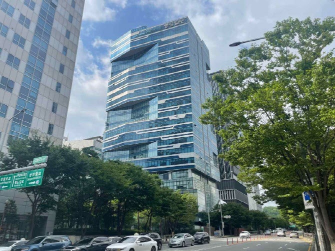 <b>중앙일보</b>·SLL중앙, 그룹 회생신청 여파에 신용등급 ‘B’로 강등 [마켓...